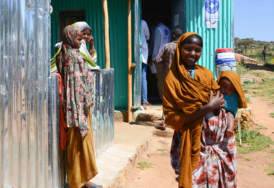 Äthiopien: Junge Frauen stehen vor einem Gebäude, eine hat ein Baby auf ihrem Arm. In Äthiopien leistet Ärzte der Welt medizinische Hilfe. © Ärzte der Welt