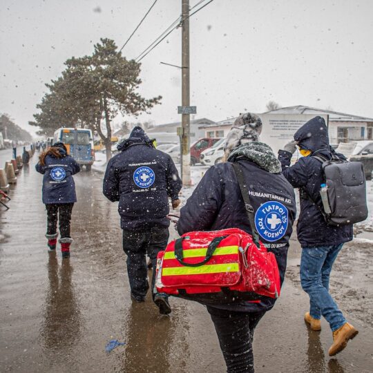 Ukraine: Mitarbeiter*innen von Ärzte der Welt im Einsatz bei Schnee und Wind.