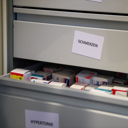 Ein Medikamentenschrank der open.med-Praxis in Hamburg.