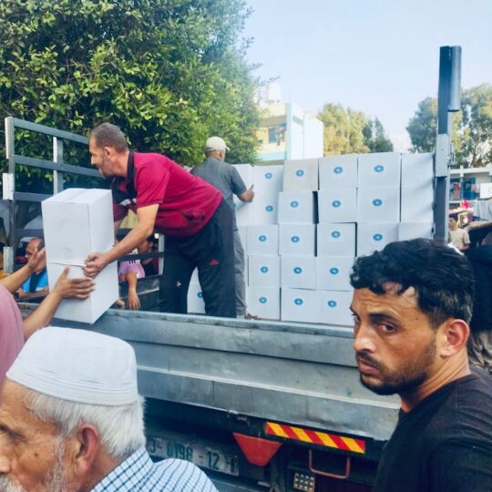 Mehrere Männer laden Lieferungen für eine medizinische Unterkunft in Gaza aus.