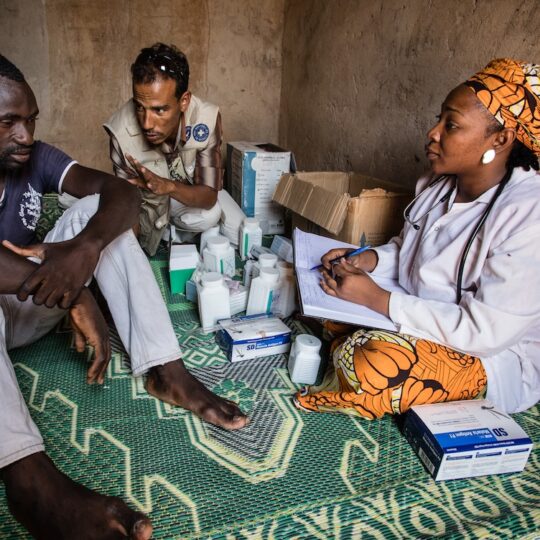 Niger: Mann wird von Ärzt*innen beraten. Ärzte der Welt leistet medizinische Hilfe in Niger.