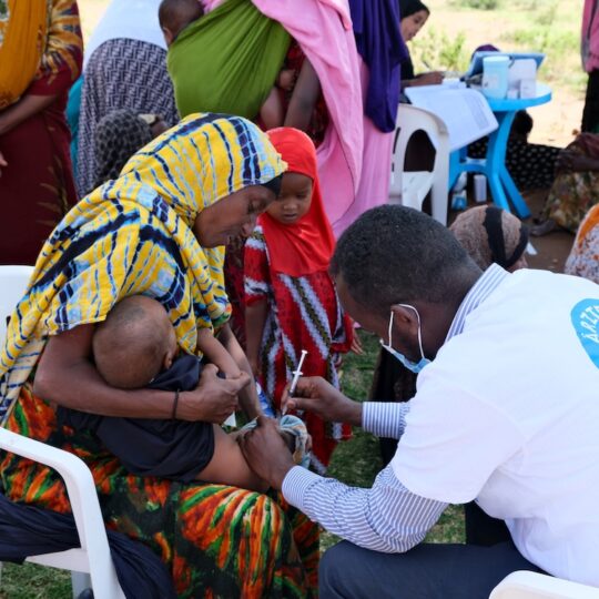 Äthiopien: Ein Mitarbeiter von Ärzte der Welt impft ein kleines Kind, das in den Armen seiner Mutter liegt.