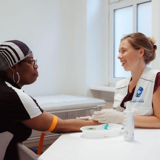 Berlin: Eine Frau wird beraten in einer Sprechstunde von open.med. Ärzte der Welt leistet medizinische Hilfe in Deutschland.