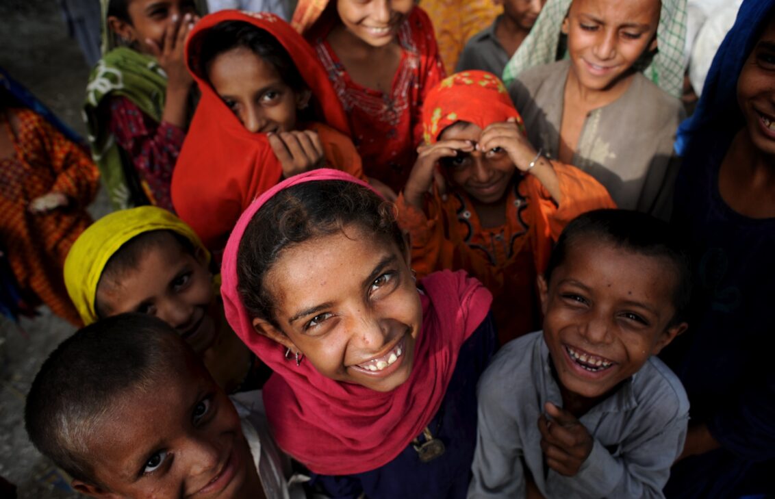 © Katrijn van Giel Pakistan: Eine Gruppe von Kindern lächelt in die Kamera. Ärzte der Welt leistet medizinische Hilfe in Pakistan.