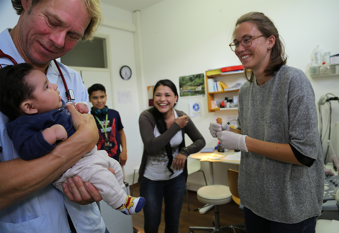 München: Ein Baby wird behandelt in einer Sprechstunde von open.med. Ärzte der Welt leistet medizinische Hilfe in Deutschland. © Mike Yousaf