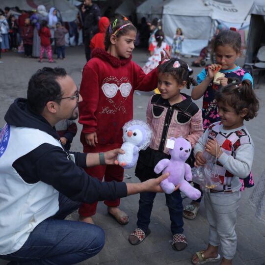 Gaza: Mitarbeiter von Ärzte der Welt schenkt Kindern Kuscheltiere während des Eid-Fests in Rafah.