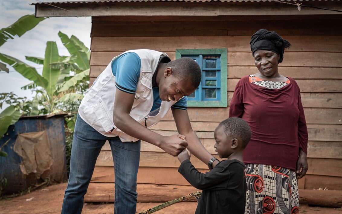 Demokratische Republik Kongo: Ein Mann und ein Junge geben sich einen Faustcheck. Ärzte der Welt leistet medizinische Hilfe in der Demokratischen Republik Kongo.