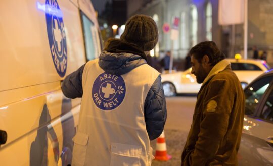 Unsere Teams bieten medizinische Versorgung und Sozialberatung - in unseren Anlaufstellen oder mit mobilen Teams, wie hier am Münchner Hauptbahnhof.