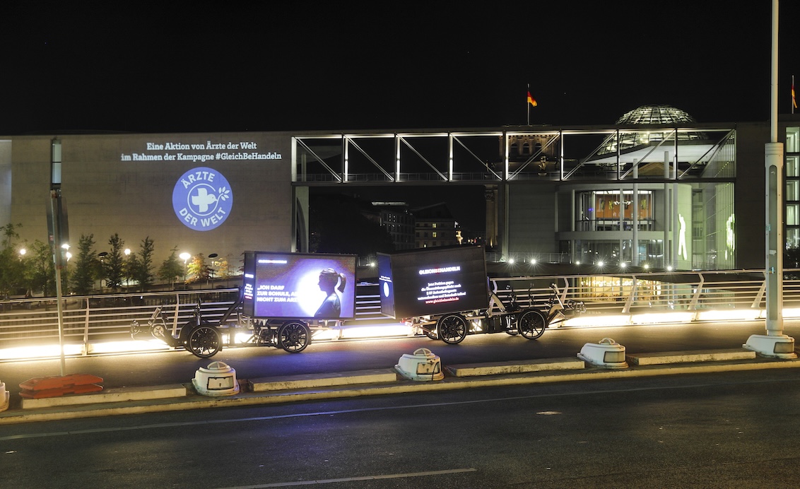 Projektion der #gleichbehandeln Kampagne am Deutschen Bundestag.