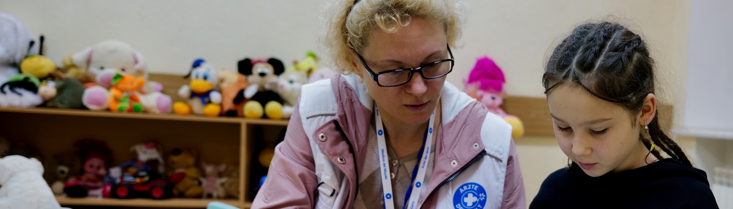 Ukraine: Ein Mädchen bekommt psychologische Beratung von einer Mitarbeiterin von Ärzte der Welt. Ärzte der Welt leistet medizinische Hilfe in der Ukraine.