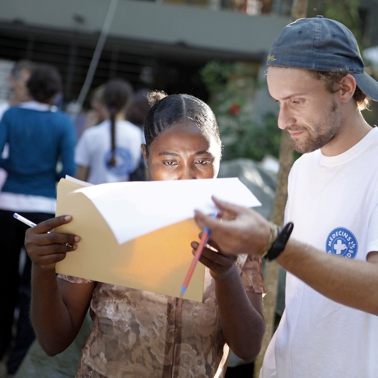 Ein Mitarbeiter von Ärzte der Welt unterhält sich mit einer Mitarbeiterin eines Gesundheitszentrums in Haiti.