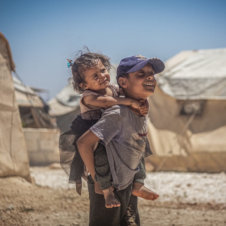 Kinder spielen in einem Flüchtlingslager in Syrien.