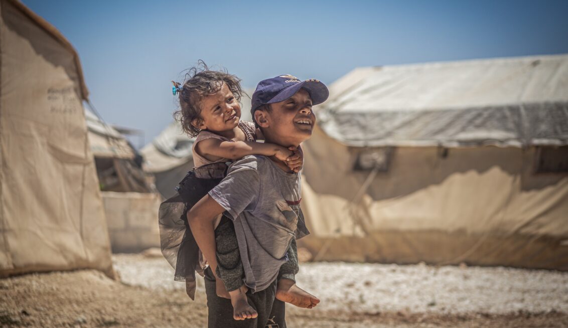 Zwei spielende Kinder in einer Zeltstädte in Aleppo in 2024.