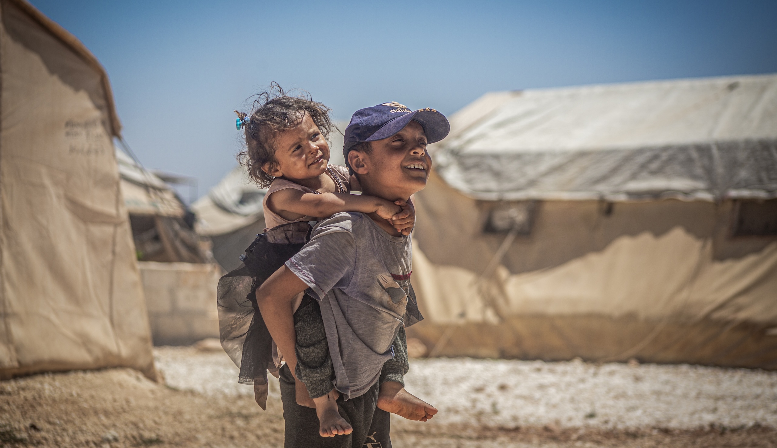 Zwei spielende Kinder in einer Zeltstädte in Aleppo in 2024.