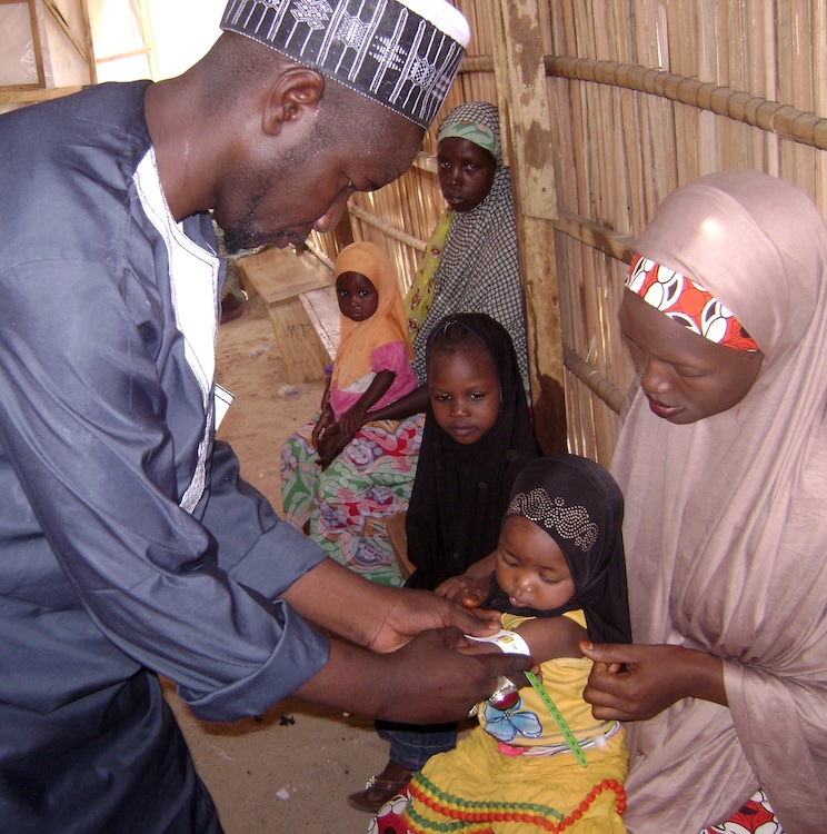 Nigeria: Ein Mitarbeiter von Ärzte der Welt misst den Oberarmumfang eines Kindes.