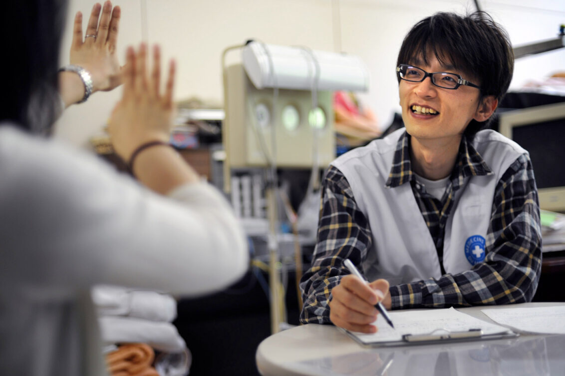 Ein Mitarbeiter von Ärzte der Welt Japan führt ein Gespräch.