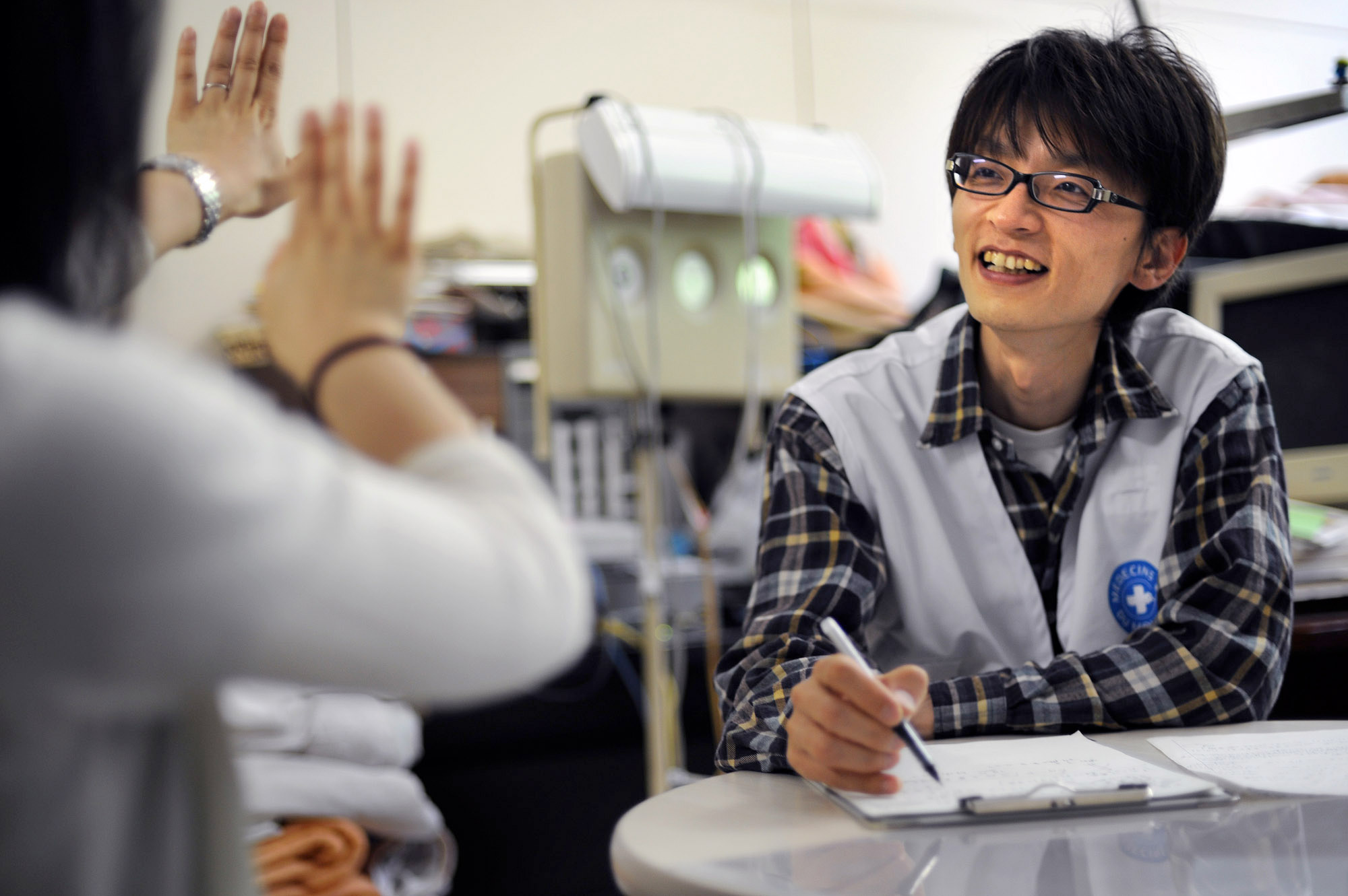 Ein Mitarbeiter von Ärzte der Welt Japan führt ein Gespräch.
