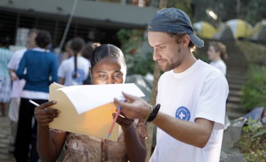 Ein Logistiker von Ärzte der Welt bespricht einen Beschaffungsplan mit einer Mitarbeiterin eines Gesundheitszentrums in Haiti.