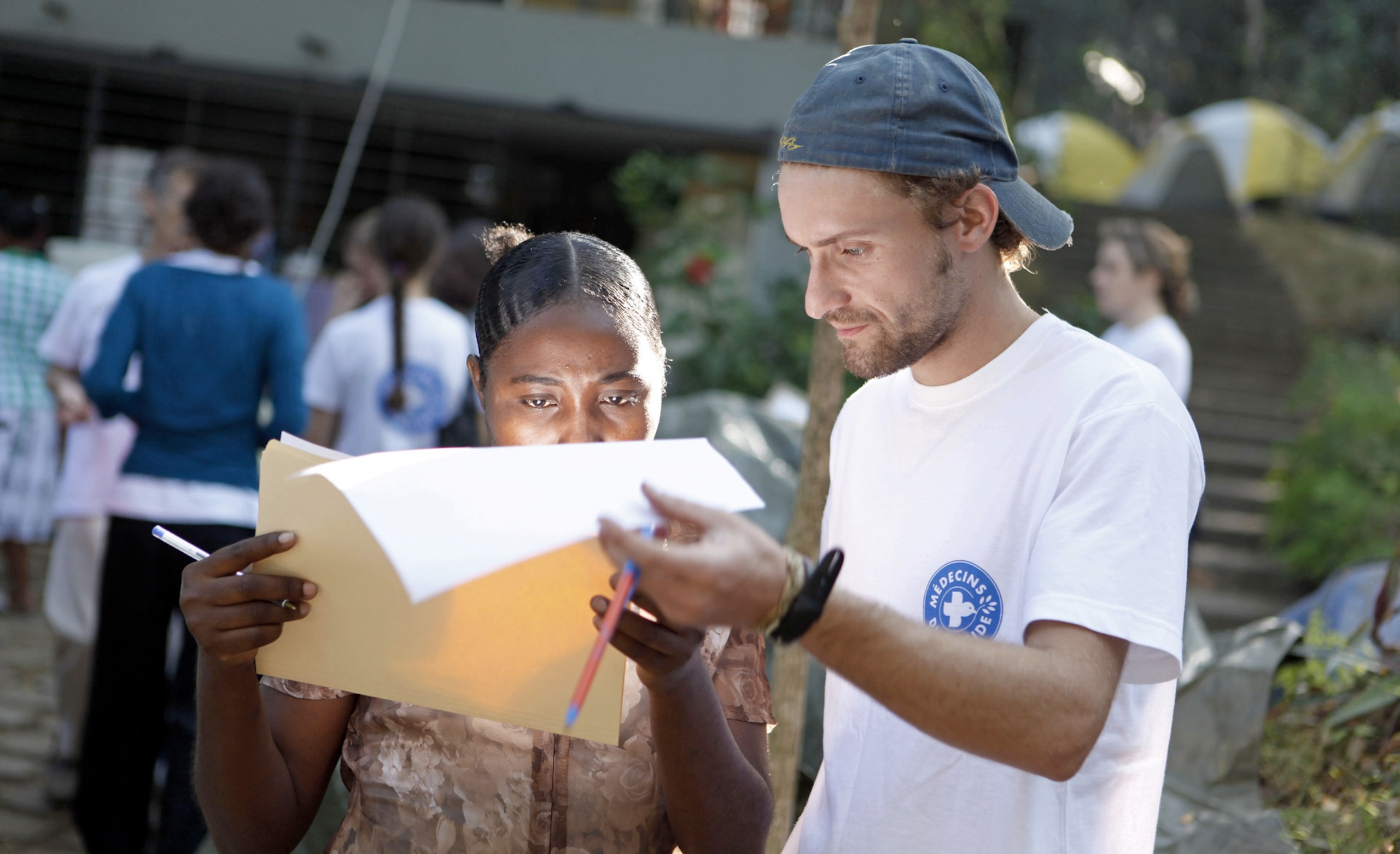 Ein Logistiker von Ärzte der Welt bespricht einen Beschaffungsplan mit einer Mitarbeiterin eines Gesundheitszentrums in Haiti.