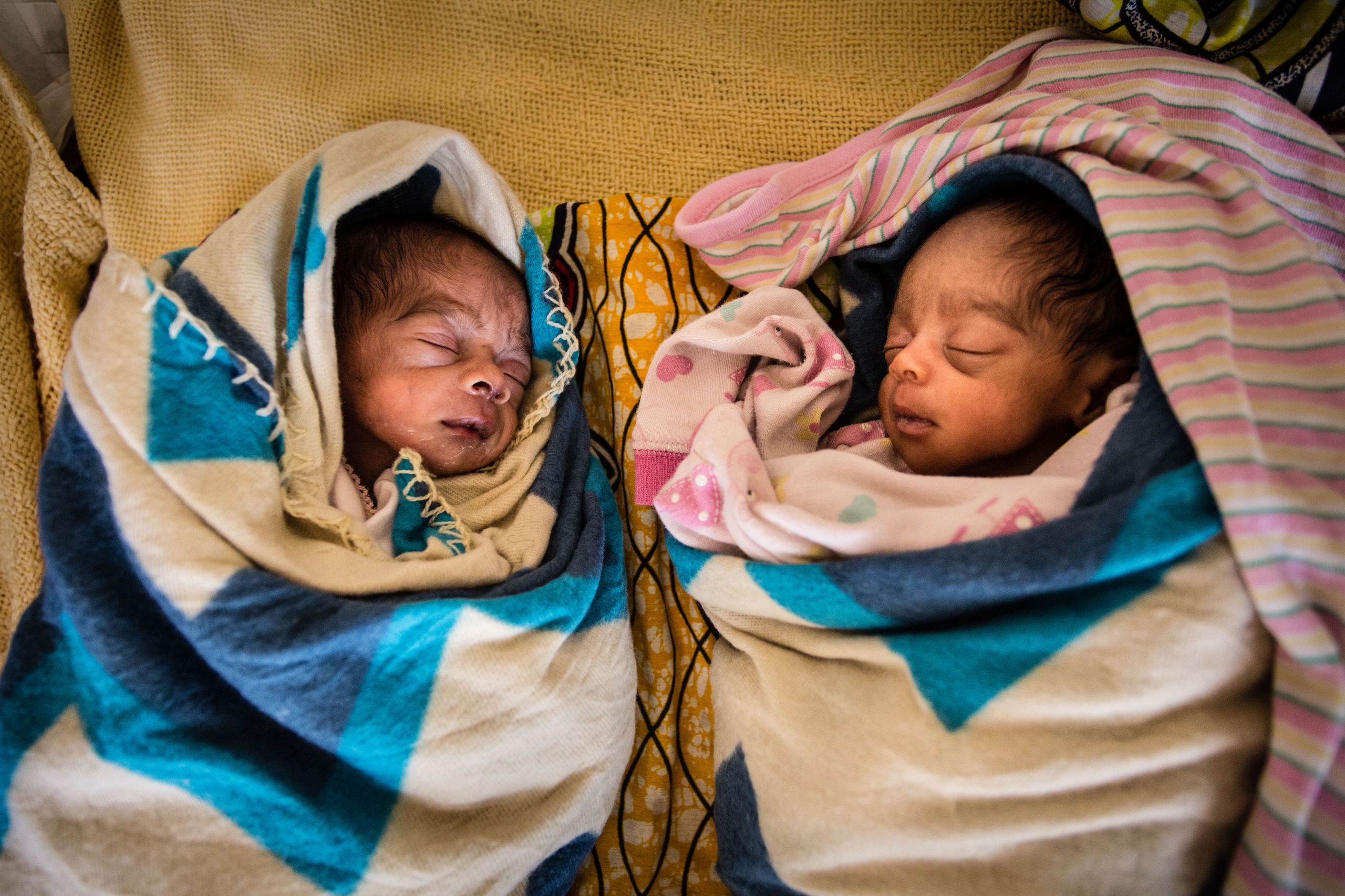 Demokratische Republik Kongo: Zwei Babys schlafen einander zugewandt. Ärzte der Welt leistet lebenswichtige Hilfe für Geburten.