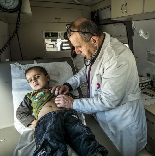 Libanon: Arzt untersucht ein Kind in mobiler Klinik in der Beeka-Ebene.