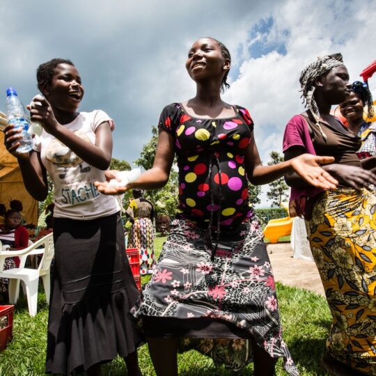 Demokratische Republik Kongo: Vier Frauen, lachend und tanzend. Ärzte der Welt leistet medizinische Hilfe in der Demokratischen Republik Kongo.