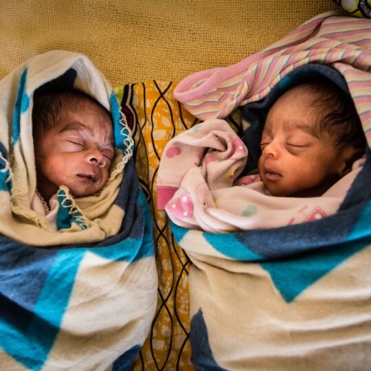 Demokratische Republik Kongo: Zwei Babys schlafen einander zugewandt. Ärzte der Hilfe leistet medizinische Hilfe in der Demokratischen Republik Kongo, unter anderem für Mütter und Kinder.