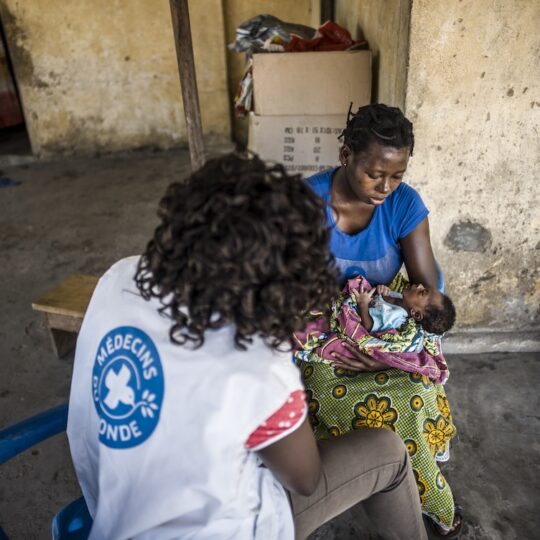 Elfenbeinküste: Eine junge Mutter mit ihrem Baby wird von einer Mitarbeiterin von Ärzte der Welt beraten und begleitet.
