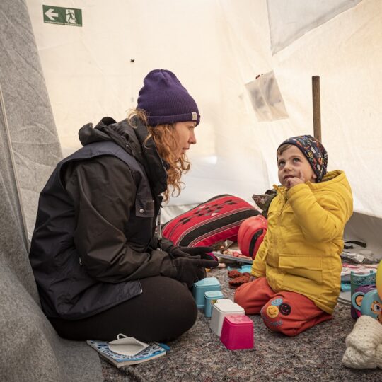 Türkei: Ein Kind und eine Frau in einem Zelt. Ärzte der Welt leistet medizinische Hilfe nach dem Erdbeben in der Türkei und Syrien.