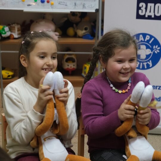 Ukraine: Zwei Kinder während einer Hibuki-Therapie. Ärzte der Welt leistet psychologische Hilfe in der Ukraine.