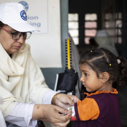 Pakistan: Ein Kind wird von einer Ärztin auf Unterernährung untersucht. Ärzte der Welt leistet medizinische Hilfe in Pakistan.