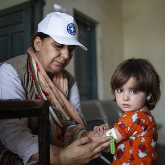 akistan: Ein Kind wird von einer Ärztin auf Unterernährung untersucht. Ärzte der Welt leistet medizinische Hilfe in Pakistan.