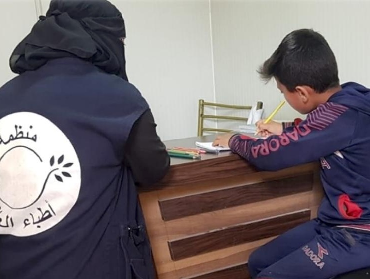 Ein syrischer Junge bei der Maltherapie im Gesundheitszentrum von Ärzte der Welt.