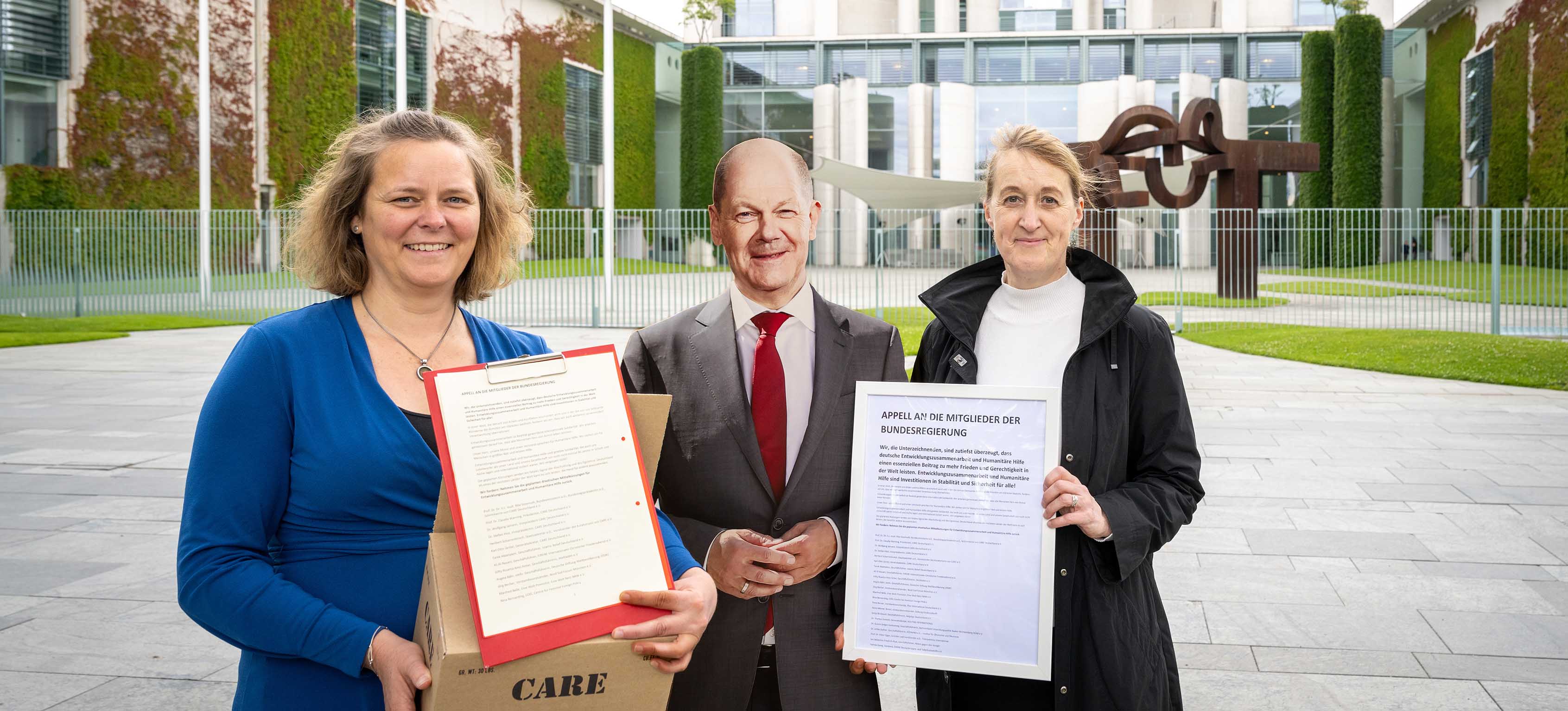 Vor dem Berliner Kanzleramt wurde symbolisch der Appell gegen die geplanten Mittelkürzungen übergeben. Foto: Care/Björn-Arne Eisermann