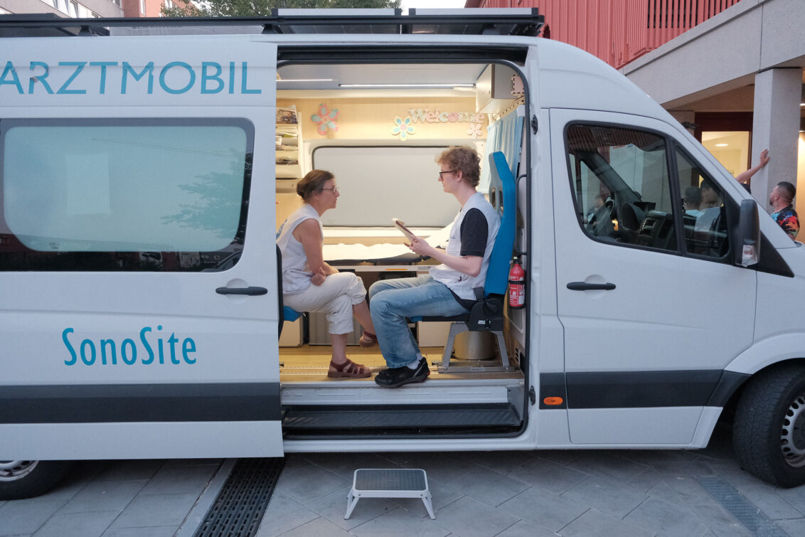 Zwei Ehrenamtliche in unserem Behandlungsbus. © Ärzte der Welt