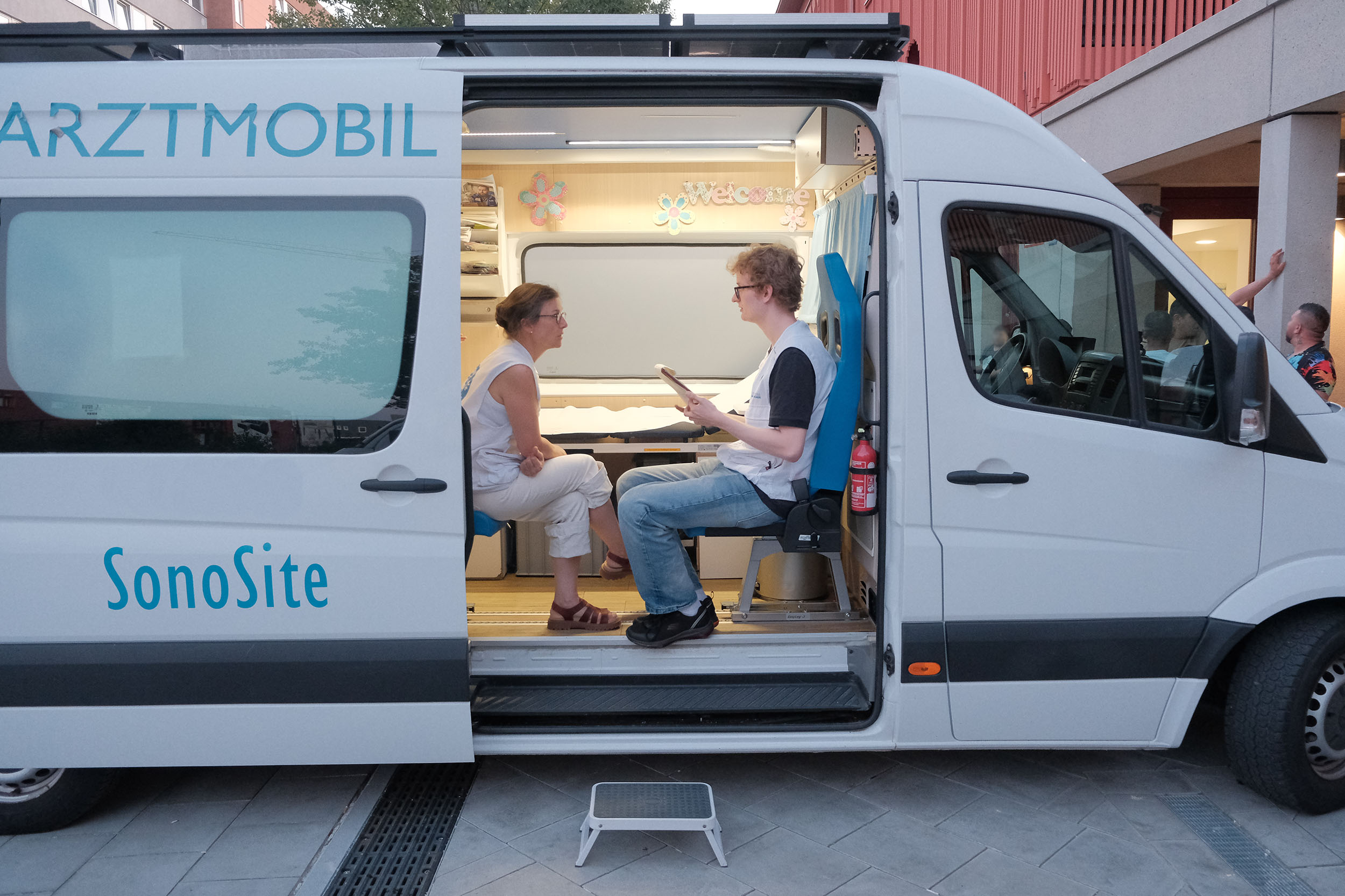 Zwei Ehrenamtliche in unserem Behandlungsbus. © Ärzte der Welt