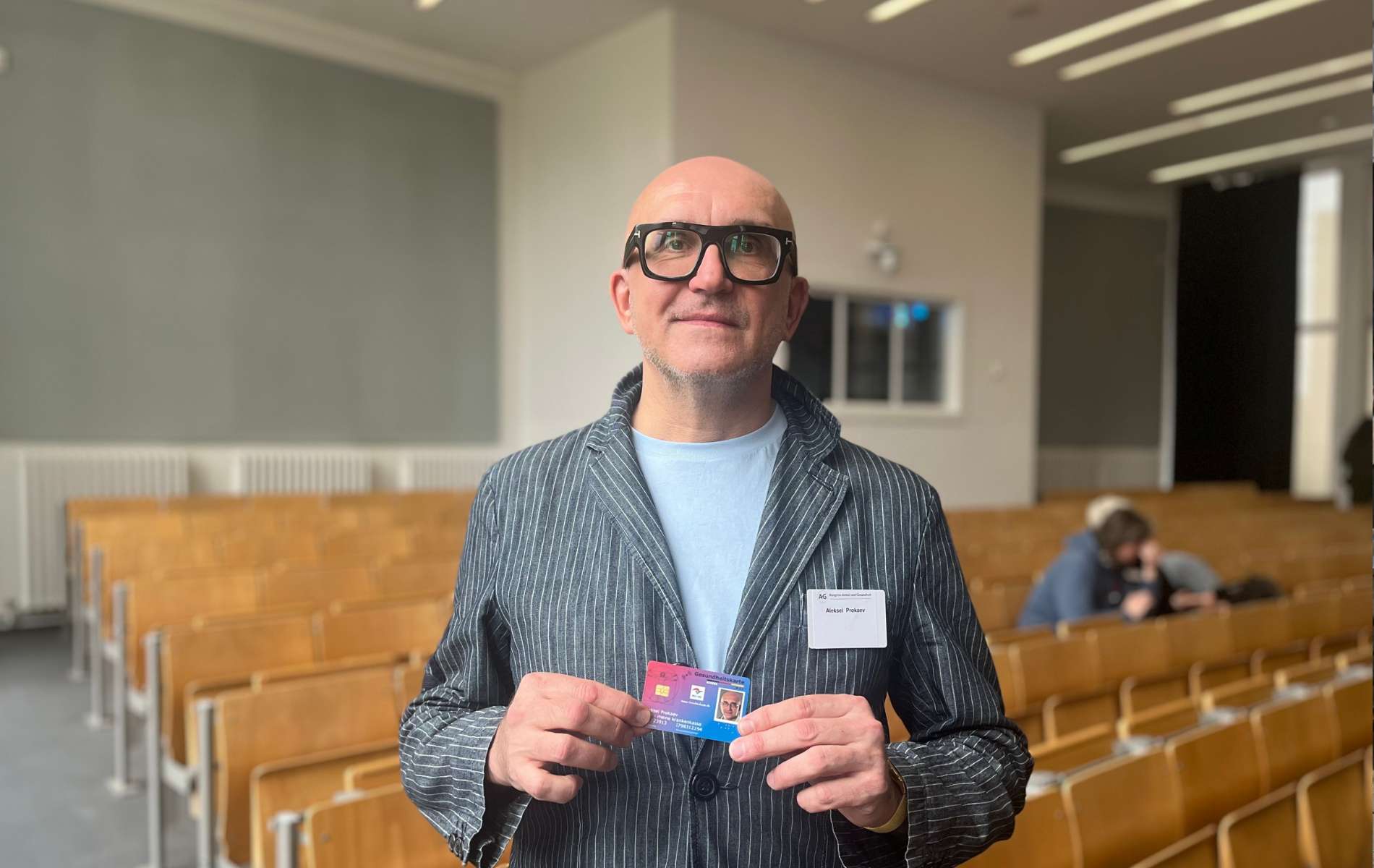 Der russische Journalist Alexey Prokaev zeigt seine Krankenversicherungskarte. Foto: Ärzte der Welt