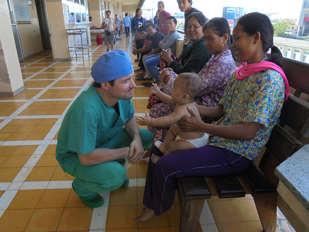Der Tag danach: Ein glückliches Baby, eine glückliche Oma und ein glücklicher Chirurg.