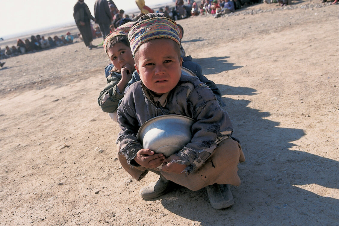 © Stephane Lehr Afghanistan: Kinder hocken auf dem trockenen Boden, die Arme des vordersten sind um einen leeren Topf geschlungen. © Stephane Lehr