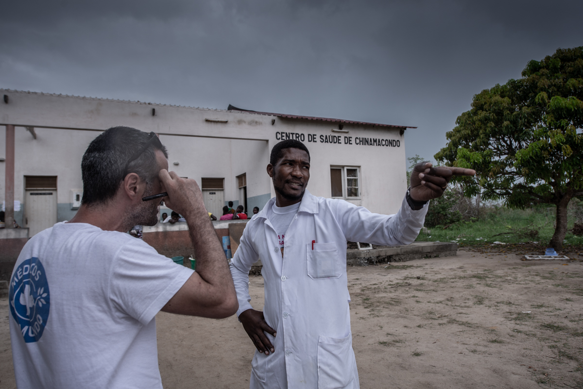 Der Krankenpfleger Wilson T. bespricht die Lage im Gesundheitszentrum von Chinamocondo mit dem Logistik-Experten von Ärzte der Welt. Foto: Czuko Williams