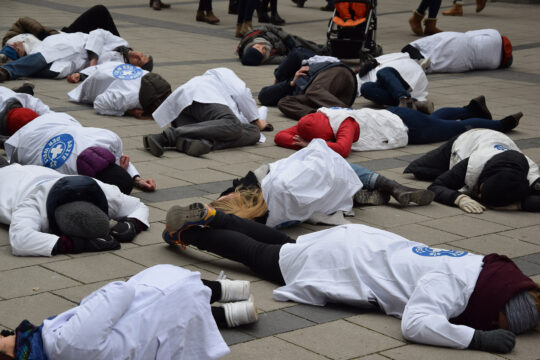 Ärzte sind keine Zielscheibe: Flashmob zum Tag der Menschenrechte
