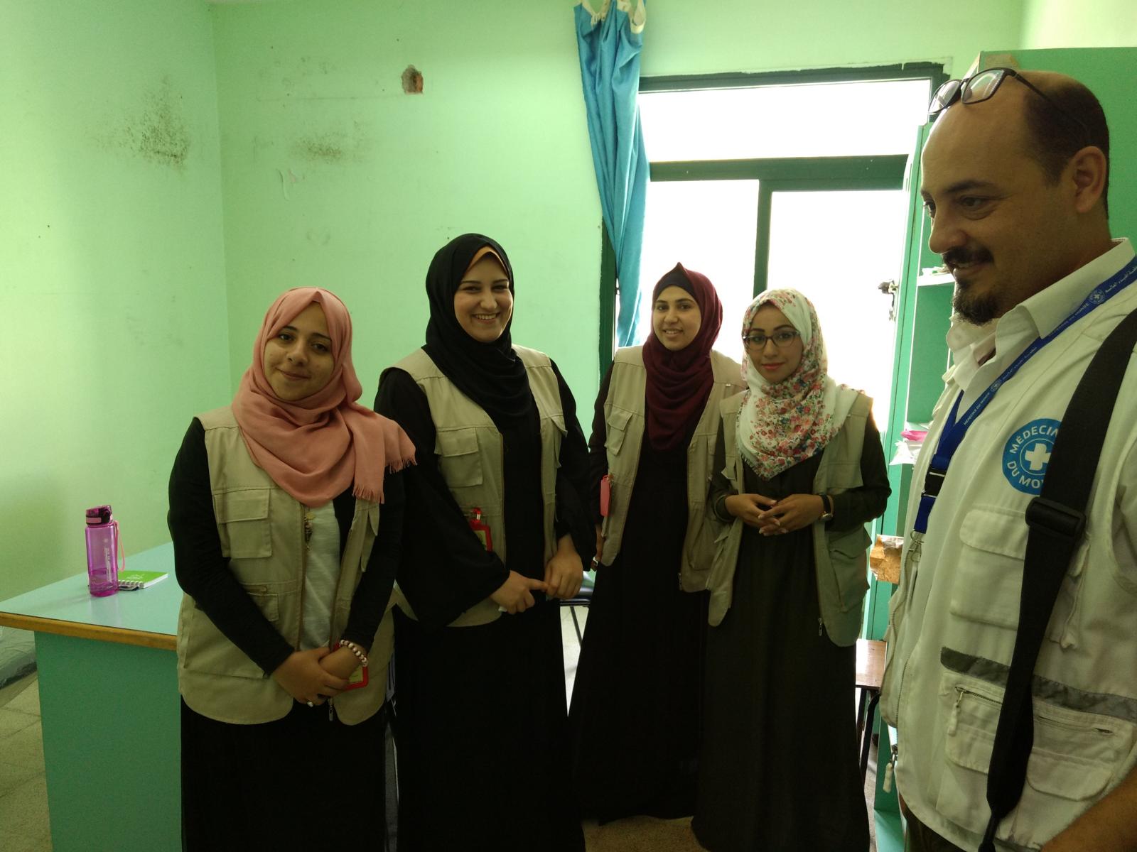 Freiwillige Mitarbeiterinnen von Ärzte der Welt bieten in der Notaufnahme des Al-Aqsa-Krankenhauses psychosoziale Unterstützung an.