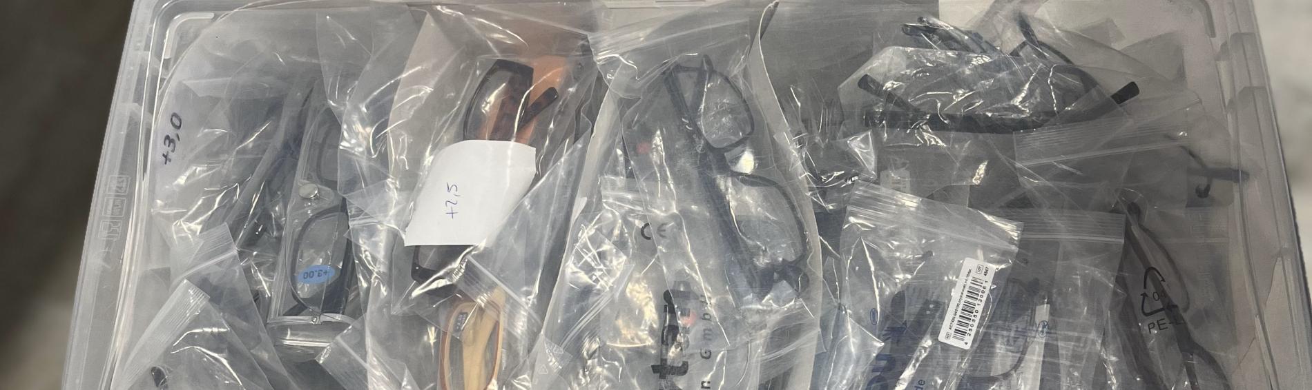 Kiste mit gespendeten Brillen. Foto: Ärzte der Welt