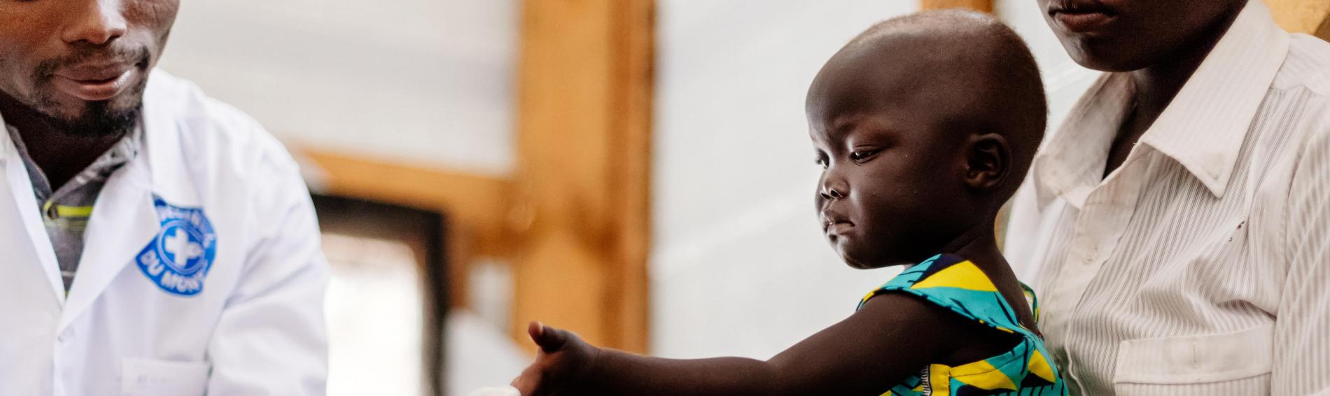 Ein Ärzte der Welt Mitarbeiter behandelt ein Mädchen im III Bolomoni Gesundheitszentrum, © Sébastien Duijndam