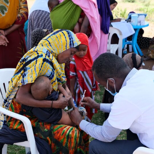 Äthiopien: Ein Mitarbeiter von Ärzte der Welt impft ein kleines Kind, das in den Armen seiner Mutter liegt.