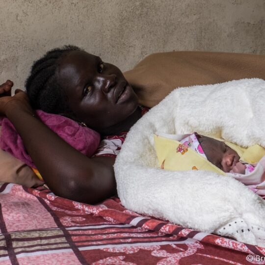Südsudan: Eine Mutter und ihr Neugeborenes liegen in einem Bett.