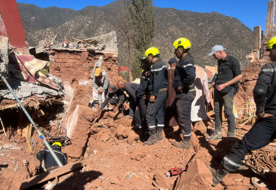 Feuerwehrleute im Einsatz nach einem verheerenden Erdbeben in Marokko.