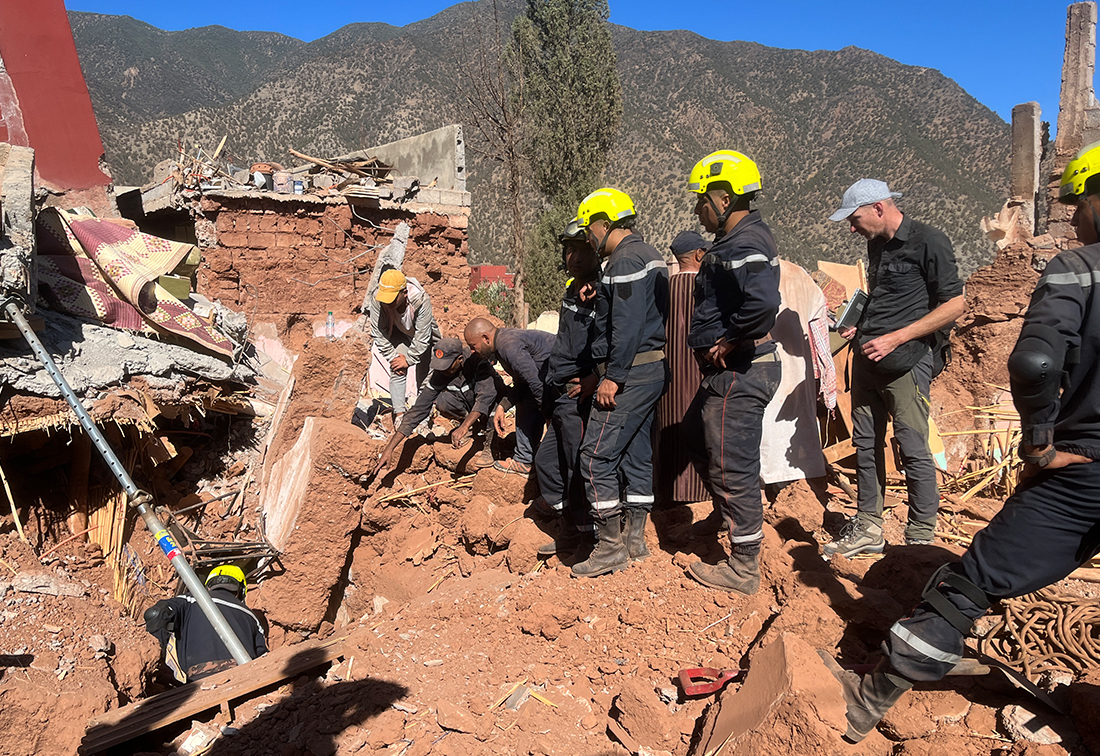 Feuerwehrleute im Einsatz nach einem verheerenden Erdbeben in Marokko.