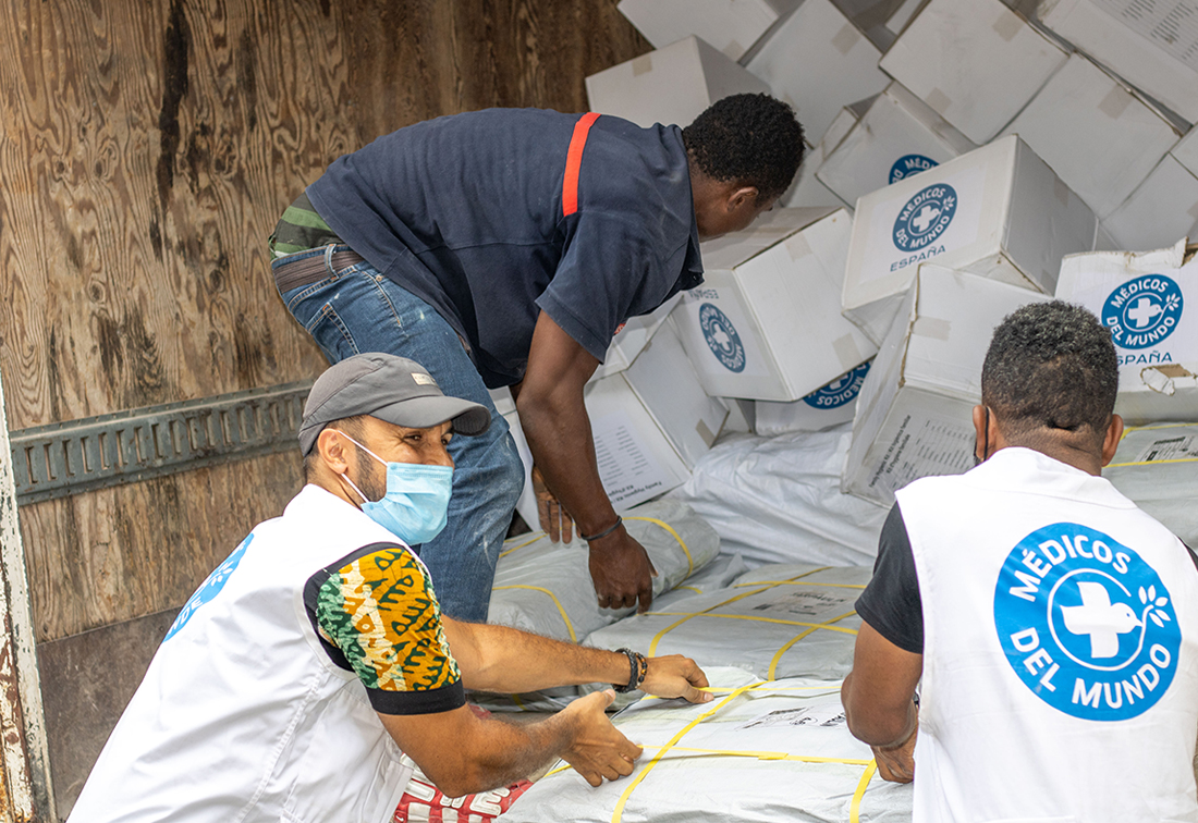 Haiti: Mitarbeiter von Ärzte der Welt laden Pakete mit Hilfslieferungen aus einem Fahrzeug. © Berthony Raymond