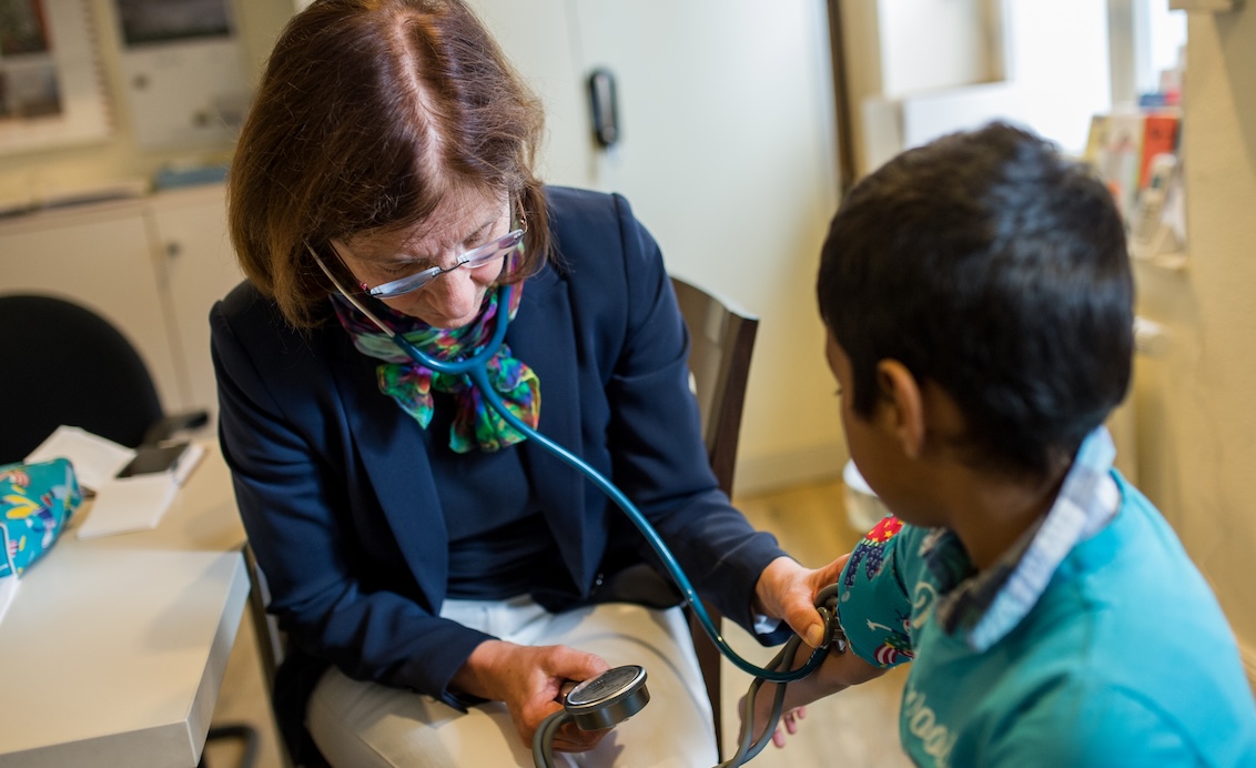 In unserer open.med Praxis werden usnere Patient*innen von Groß bis Klein behandelt.